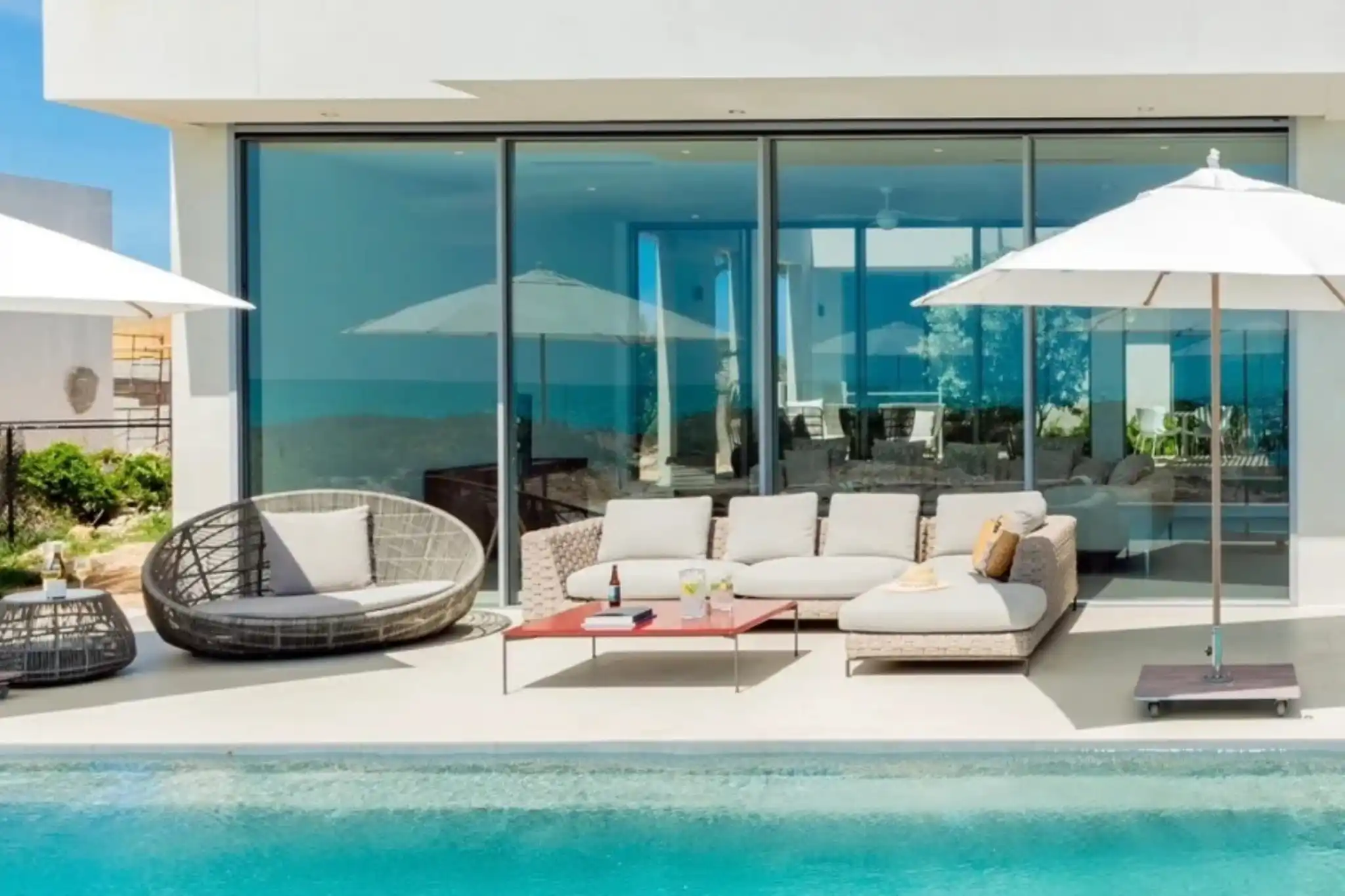 Heavy-duty thermal break aluminum sliding window system with slim profiles and high-performance Low-E double glazing for a coastal villa in Saudi Arabia.