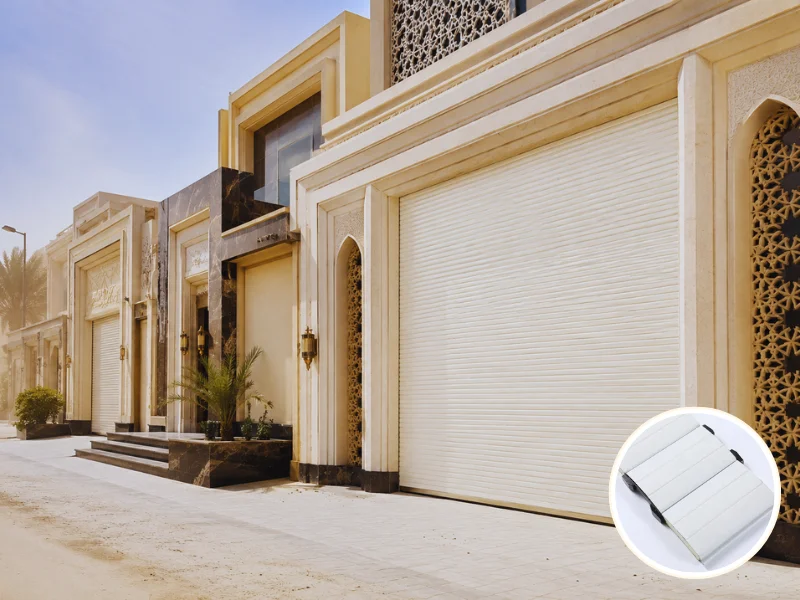 باب دوار أبيض معزول من الألومنيوم مثبت على فيلا فاخرة في المملكة العربية السعودية، يتميز بمقطع عرضي من شرائح مملوءة برغوة البولي يوريثان لمقاومة الحرارة الشديدة.