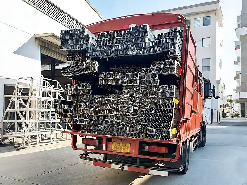 Factory shipping process of custom aluminum extrusion profiles loaded in transport truck